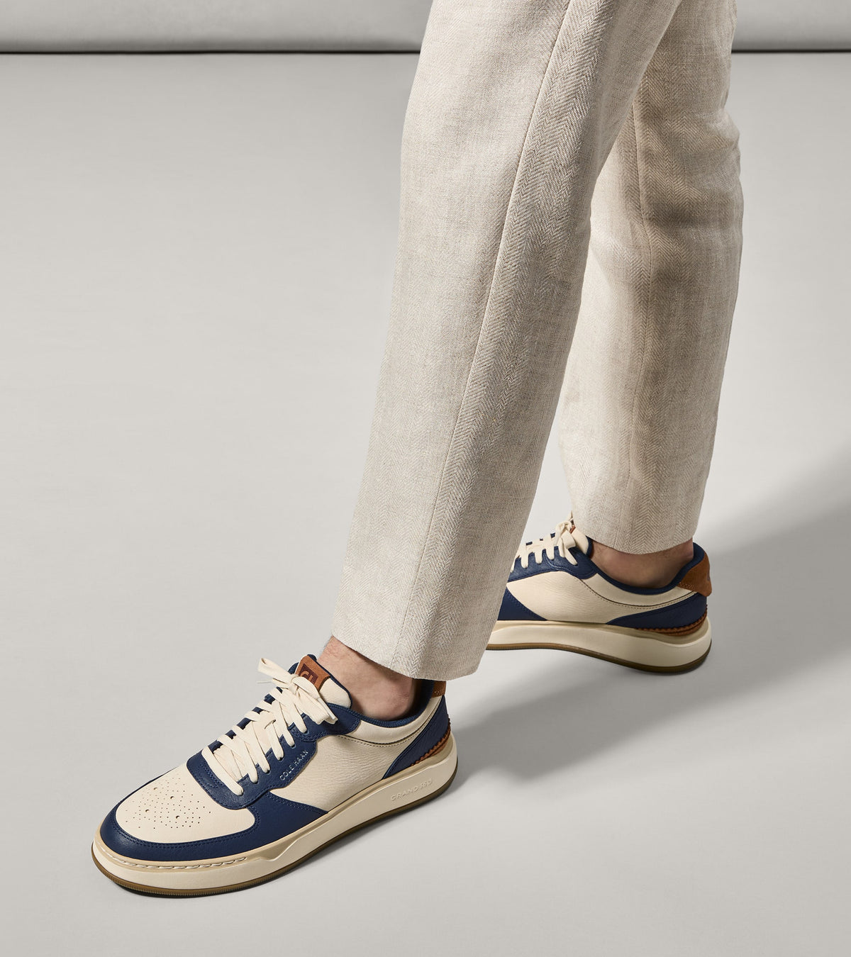 C43475:ANGORA NUBUCK / NAVY BLAZER / IVORY